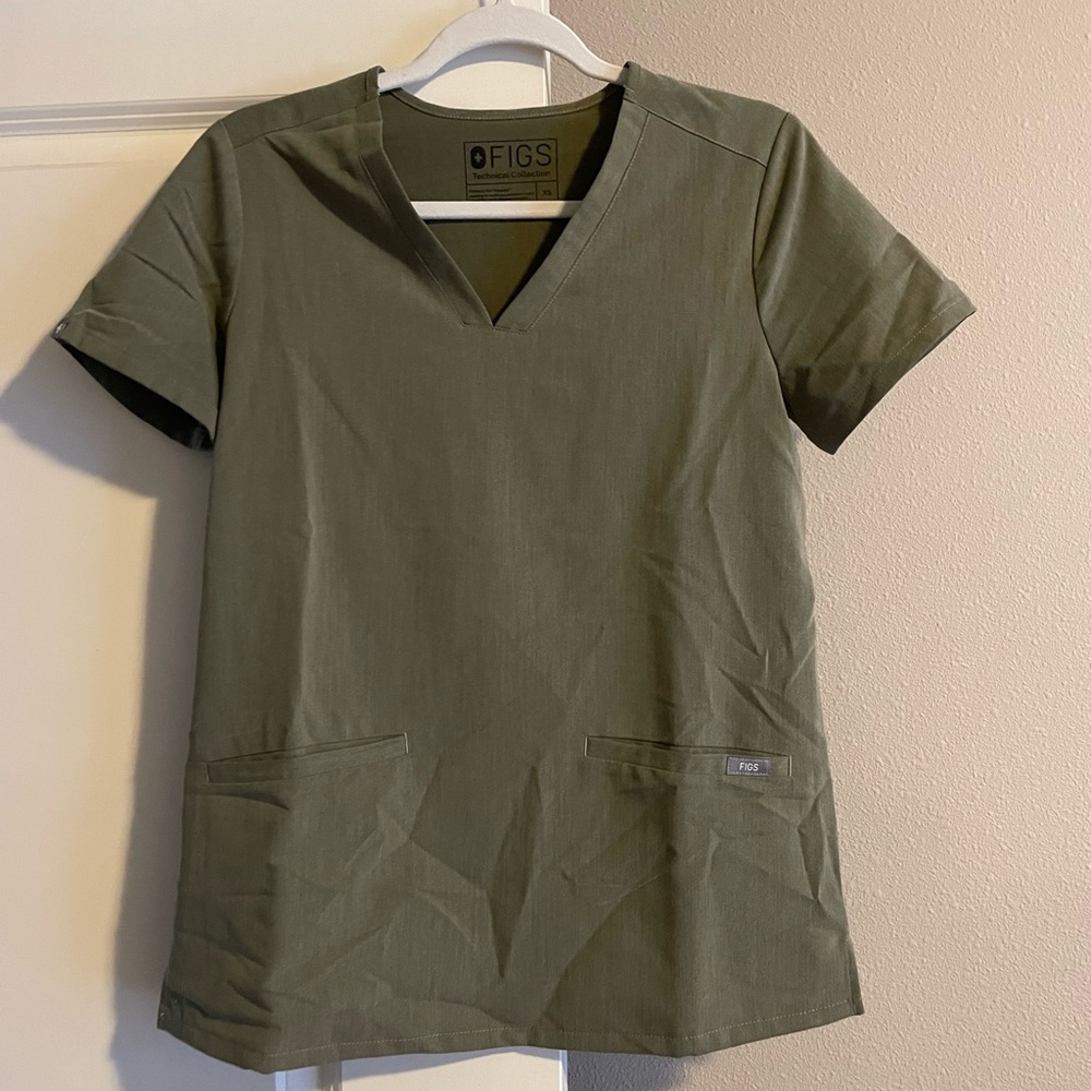 XS Casma 3 pocket scrub top FIGS limited edition Heather Olive  color